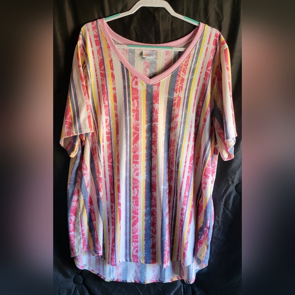 LuLaRoe Tops - LuLaRoe Iris 2XL